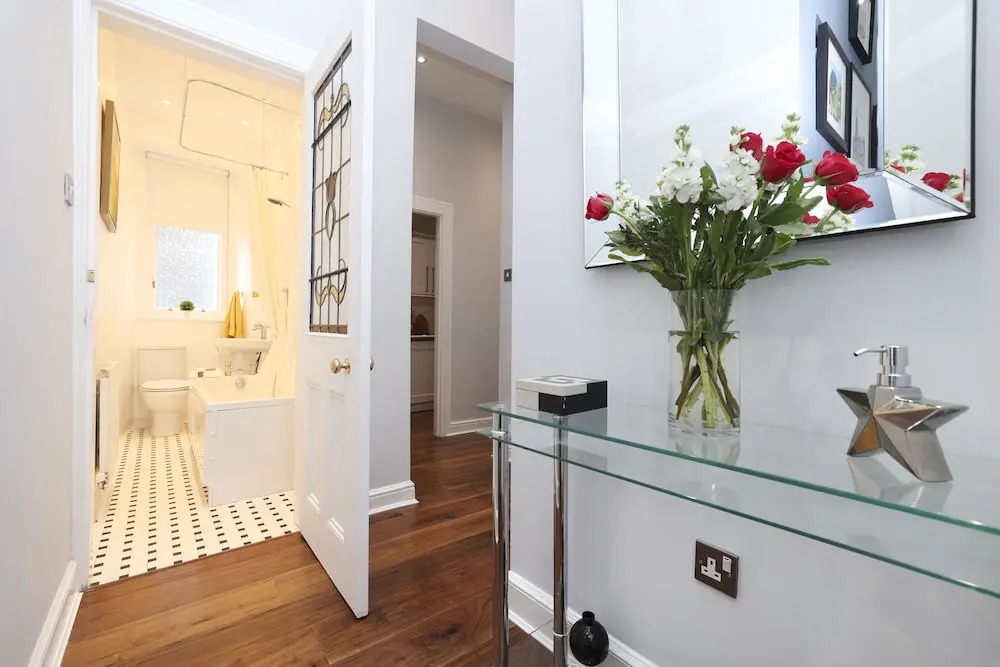 JOIVY Stunning Ground-floor 2bedrm New Town Apt