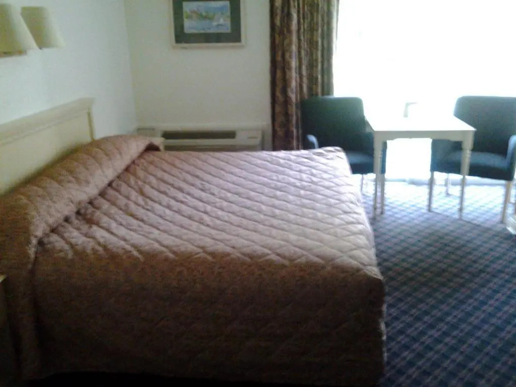Budgetel Inn & Suites Hotel