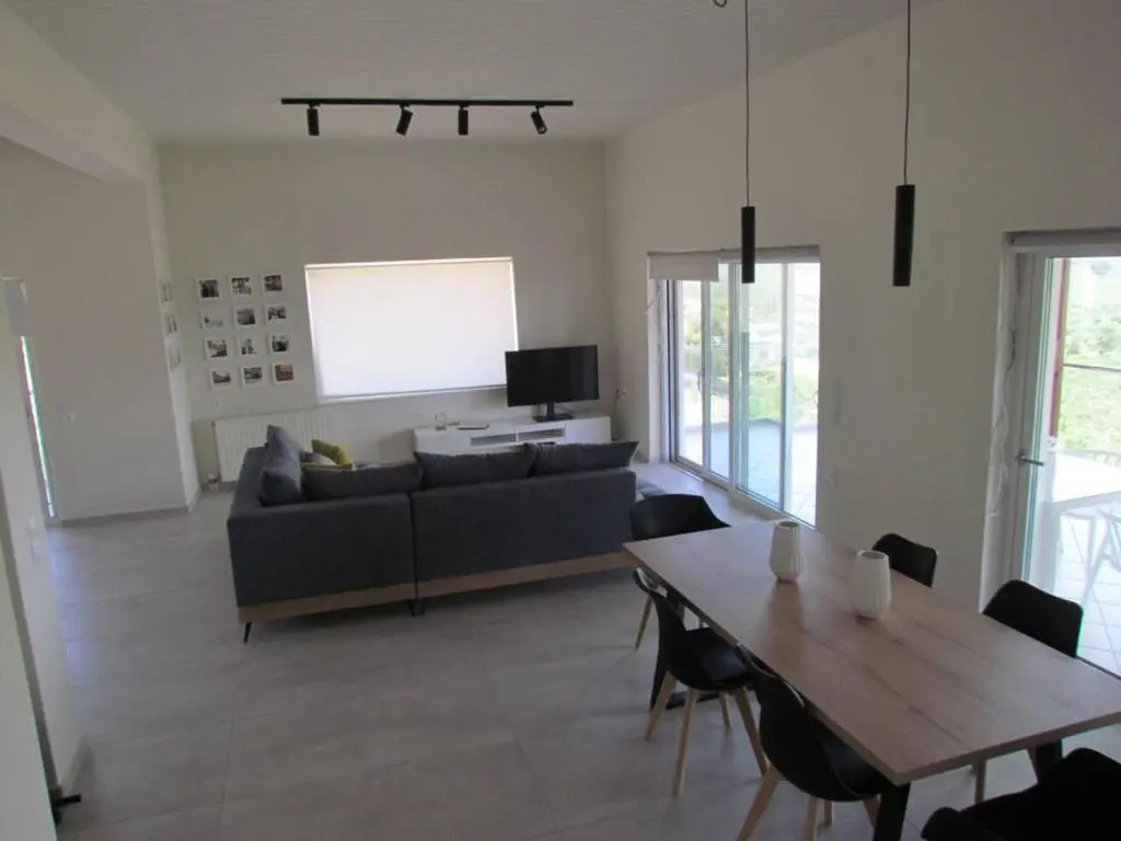 Beautiful 3-Bed House in Chania with garden