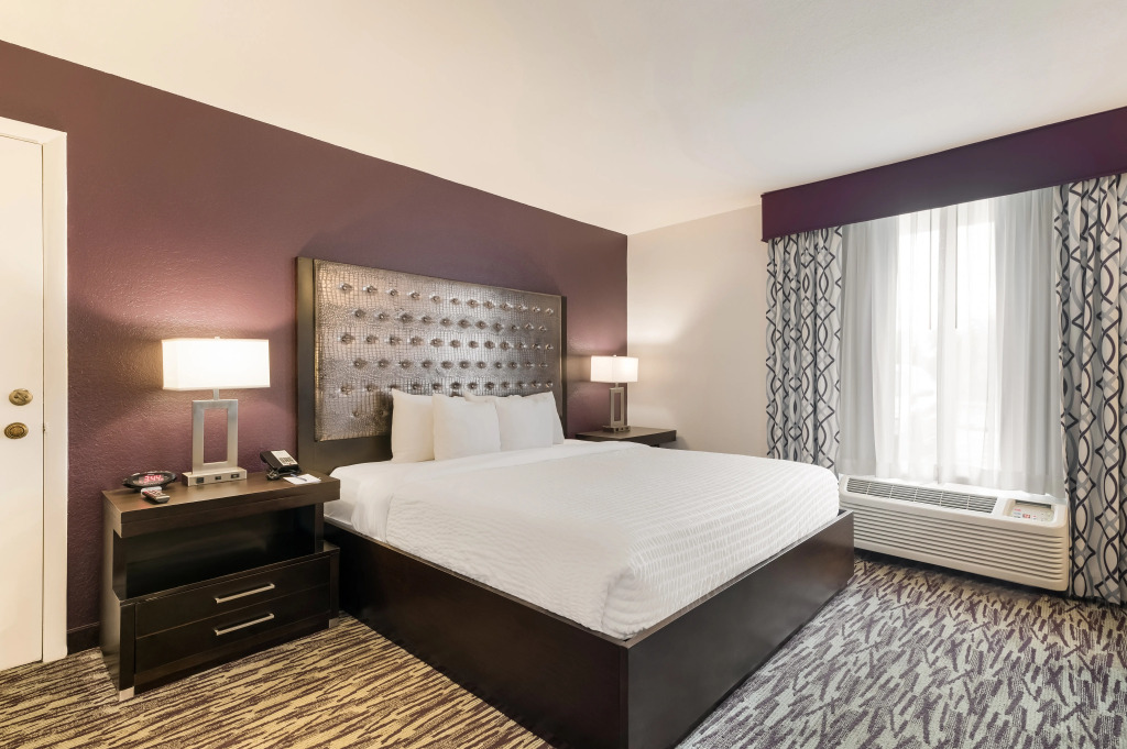 Clarion Inn & Suites Across From Universal Orlando Resort