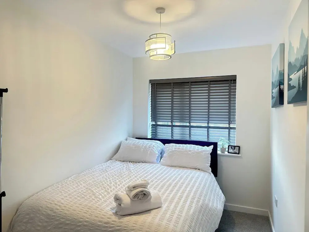 4 Bed House - Sleeps 8 - Pets - Parking - Wifi