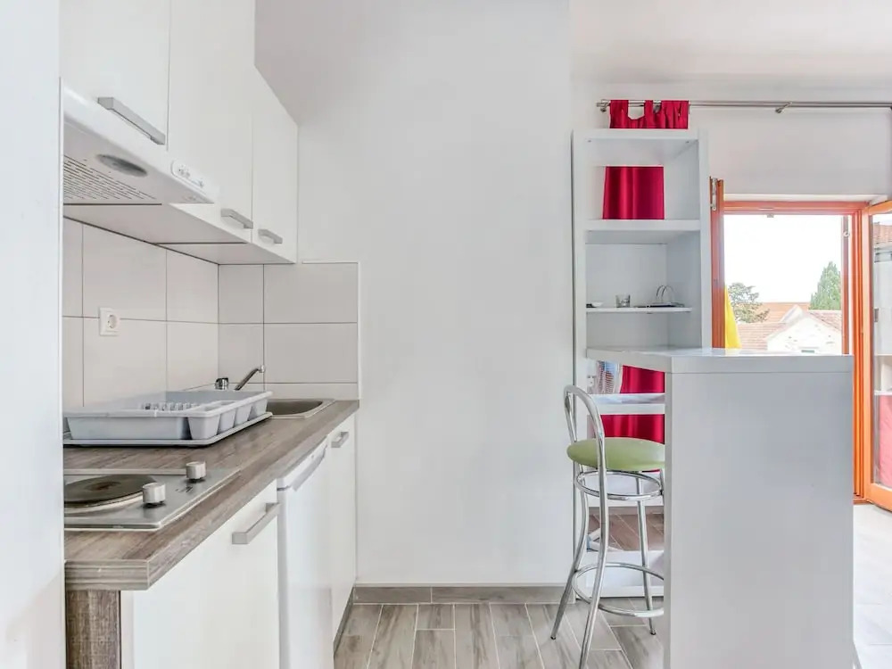 Simplistic Holiday Home in Sumartin near Sea Beach
