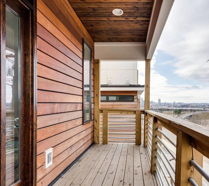 Modern 6 BED Luxury Home Skyline Views by Domio