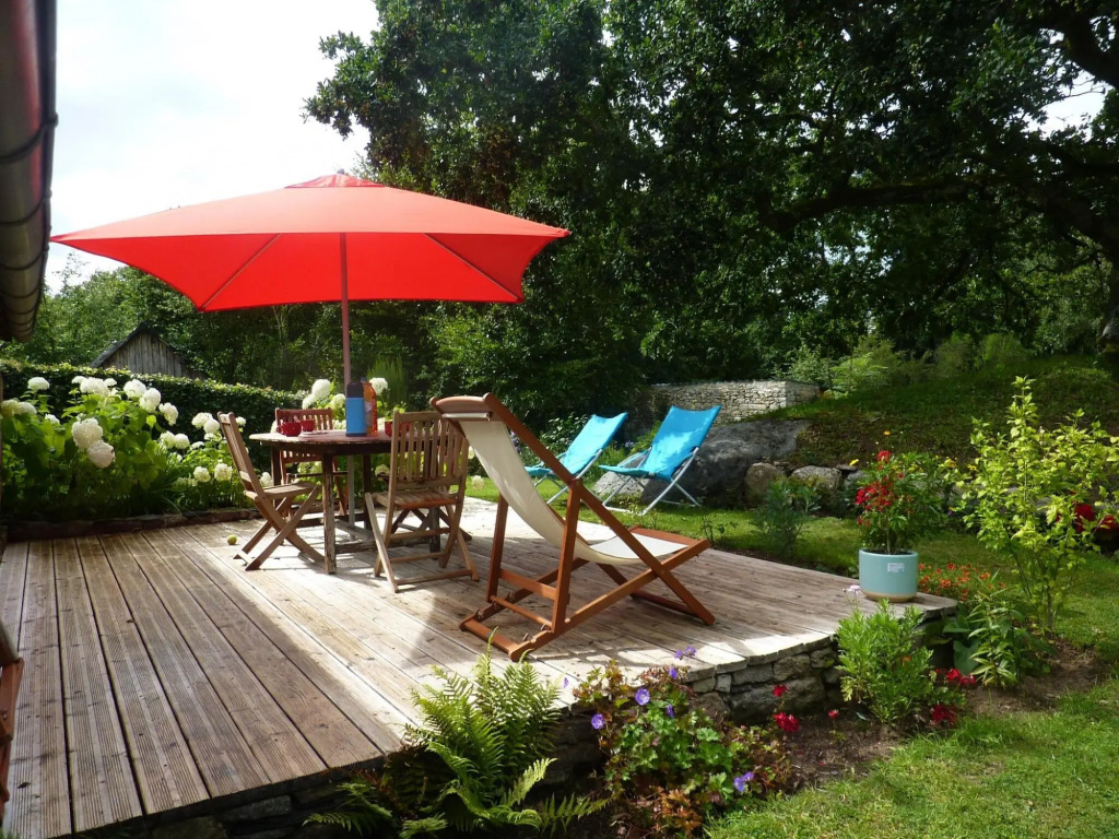 Charming 17th century house, beautiful garden, in Huelgoat