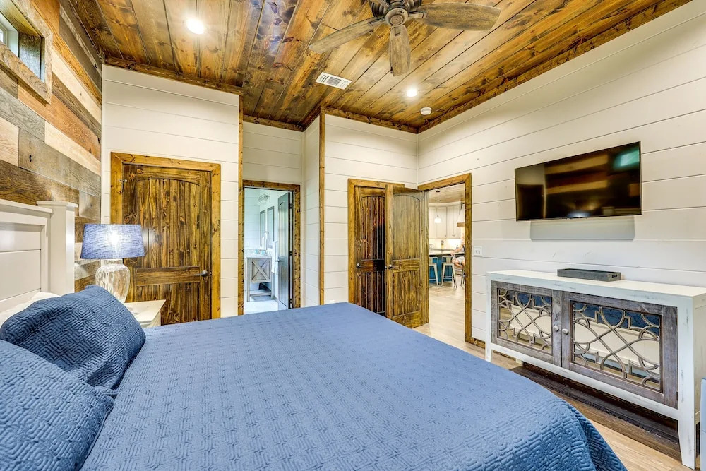 Cozy Cabin w/ Hot Tub ~ 5 Mi to Broken Bow Lake