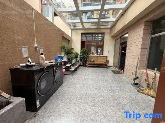 Linyi Apartment (Shangri-La Passenger Station)