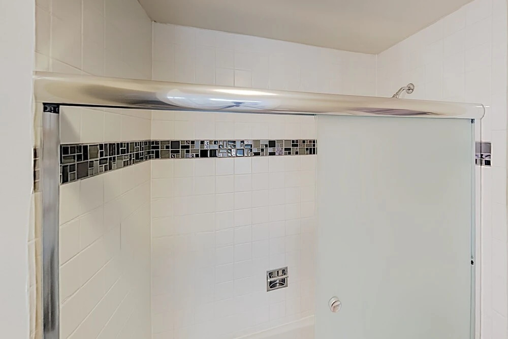 New Listing! Sparkling 4 Min. From Lifts 3 Bedroom Condo