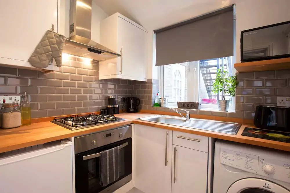 Hastings House - Modern 2 Bedroom House in Central Luton & Near Airport