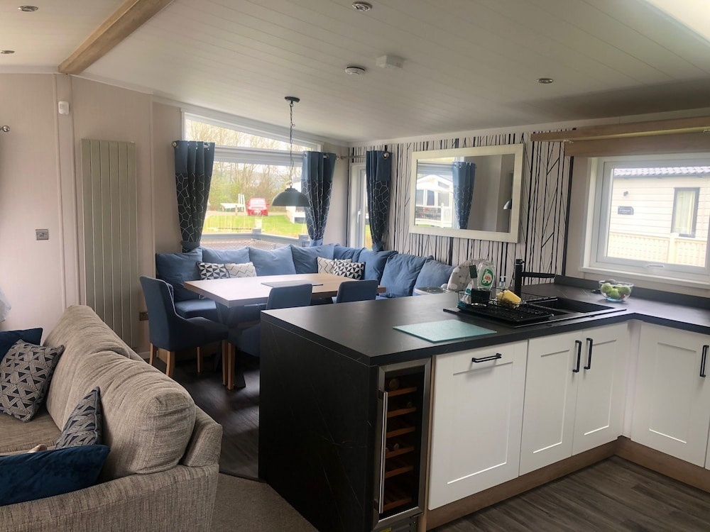 7 Guests - 3 Bedrooms - Pool - Balcony - Parking