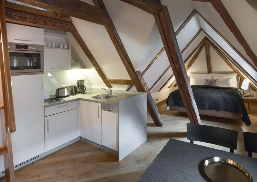 3 Epoques Apartments by Adrez