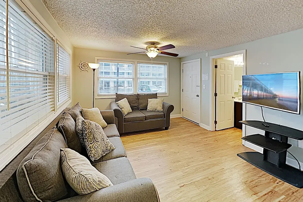 New Listing! Downtown : Walk To Beach & Bay 2 Bedroom Condo