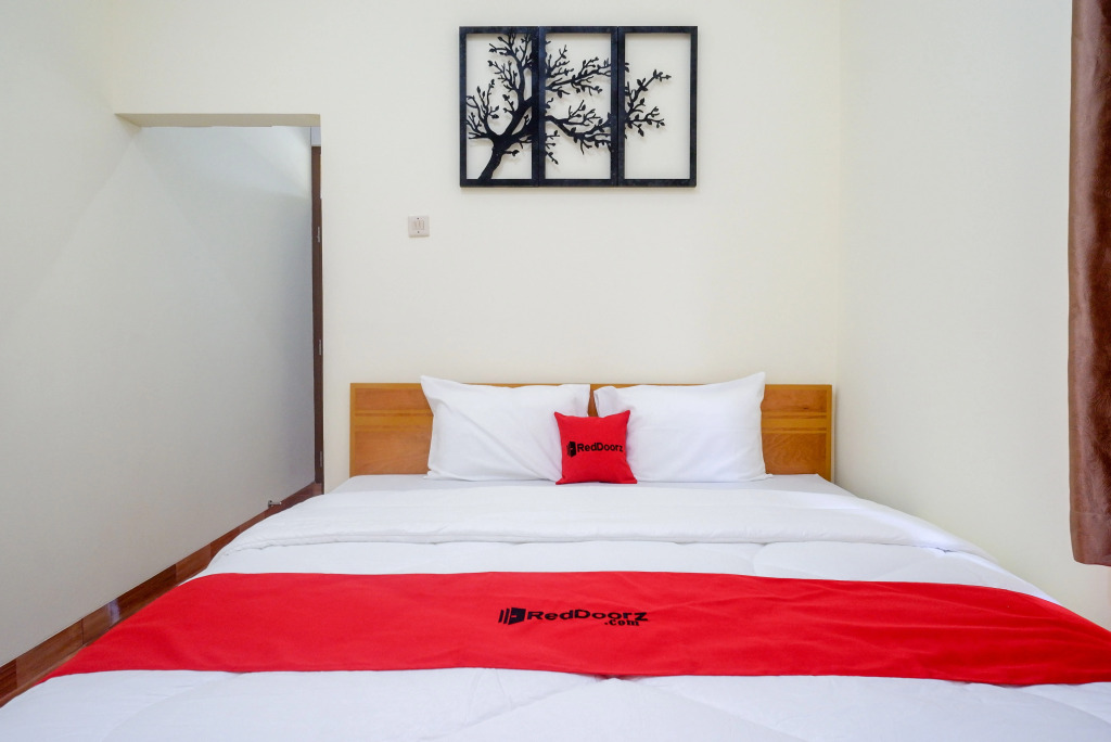 RedDoorz near Rita Supermall Purwokerto 2