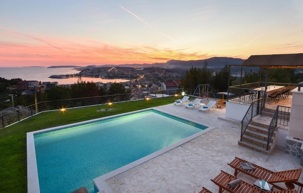 Six-Bedroom Holiday Home In Podstrana