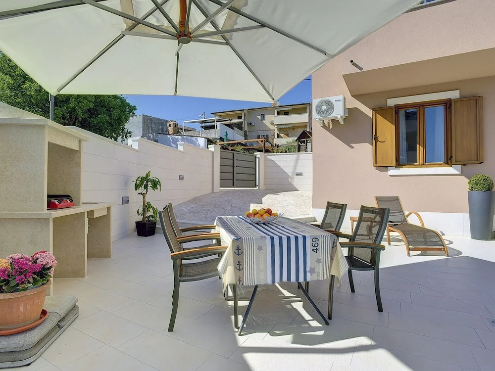 Holiday Home in Liznjan Near the Beach