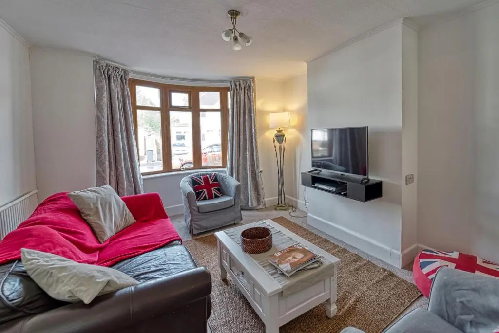 Cosy 3 Bedroom Home with Parking