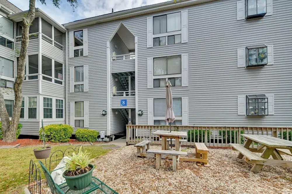 Walk to Ocean: Myrtle Beach Retreat w/ Sunroom