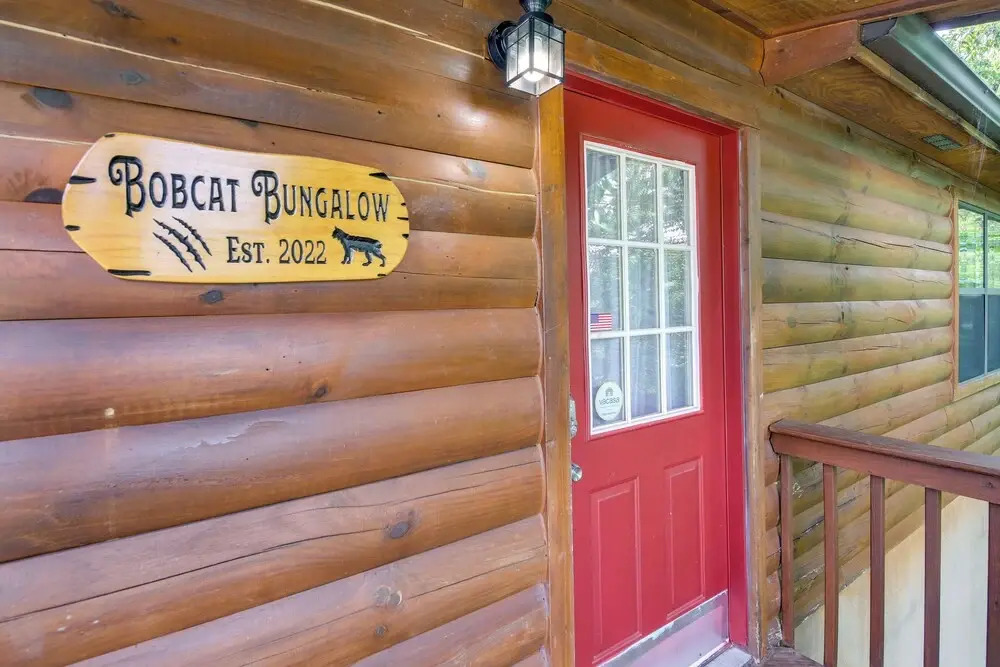Tennessee Cabin w/ Balcony, Hot Tub & Pool Access!