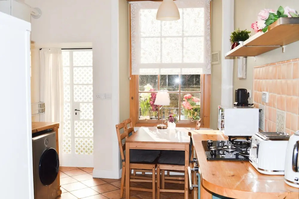 Traditional 2 Bedroom Flat Near City Centre