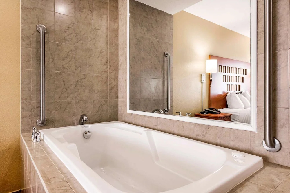 Rodeway Inn & Suites Fort Lauderdale Airport & Cruise Port