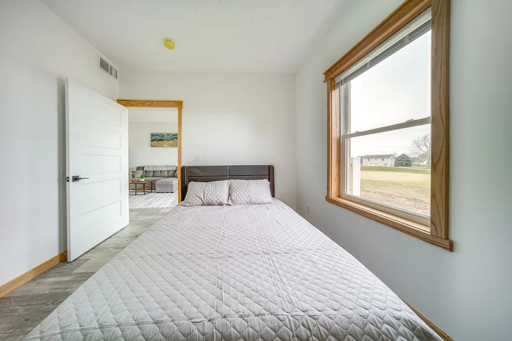 Balcony+ Golf Course View: Quiet Erie Getaway