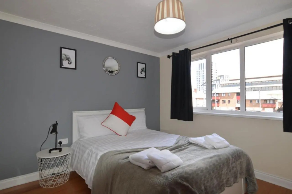 Central 2 Bed 2 Bath Flat with Parking by CozyNest