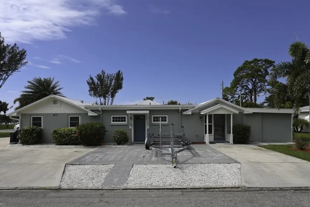 1 Bedroom Bay Front Villa Bring Your Boat Dock Space Available 1 Villa by Redawning