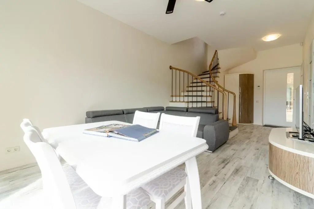 Green Acres Apartment, By cohost