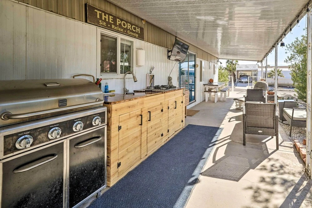 < 1 Mi to Lake Havasu: Pet-friendly Home