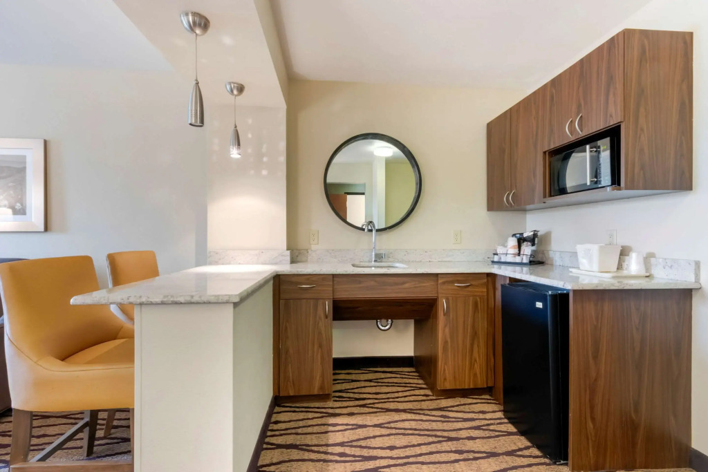 Comfort Inn & Suites Market - Airport