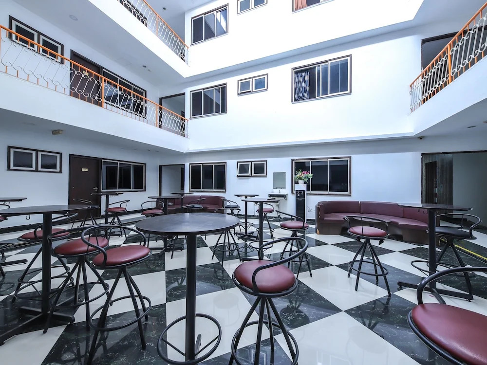 OYO 89571 Eco Palace Hotel