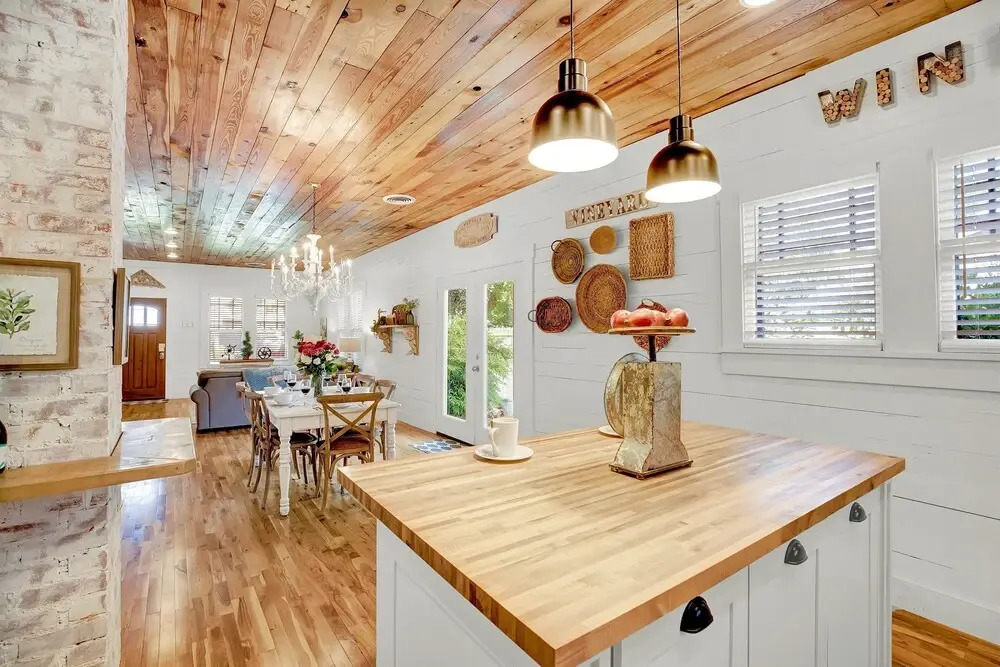 Luxury Home Near Main With Hot tub