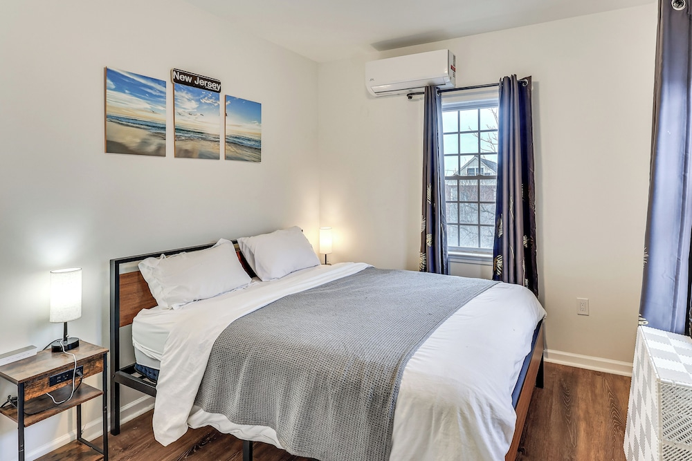 Near Belleville Park & Metlife: Pet-friendly Stay!