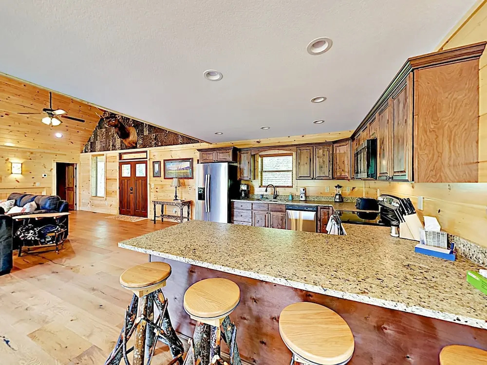 New Listing! Gorgeous W/ Mountain Views 3 Bedroom Cabin