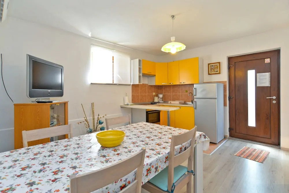 Apartment 877