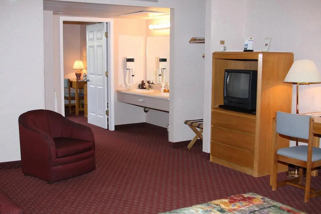 Budget Host Inn & Suites