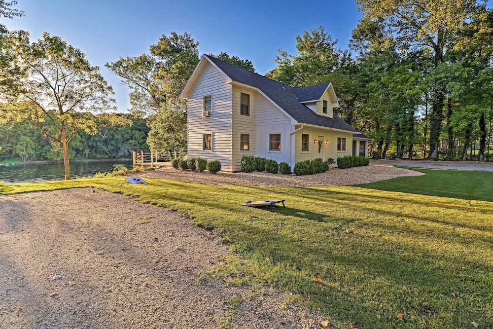 'riverside Hide-a-way' w/ Patio, Bbq, Fishing Pier