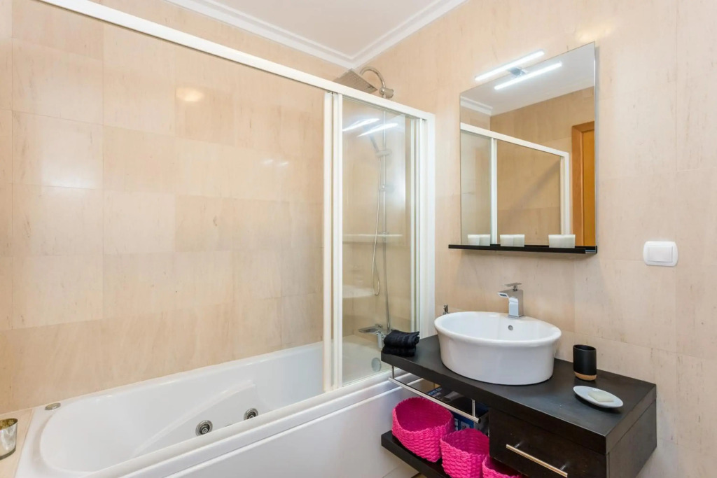 2 bedroom Sea View apartment, private parking