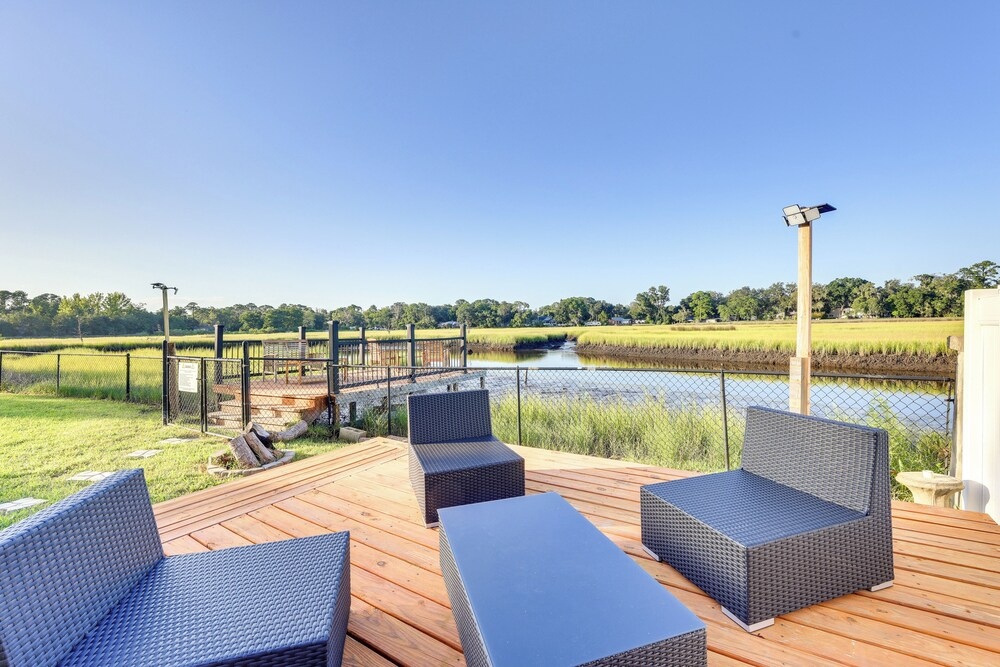 7 Mi to Dtwn Jacksonville: Riverfront Home w/ Deck