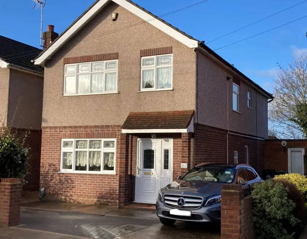 Large Detached House With off Street Parking Close to Heathrow