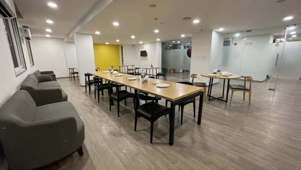 Lime Tree Hotel - Near Medanta Hospital