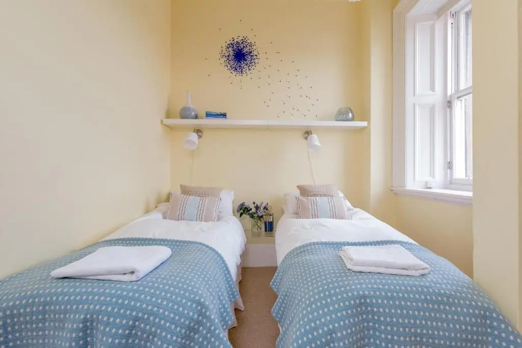325 - Delightful 2 bedroom apartment situated in typical 18th century square