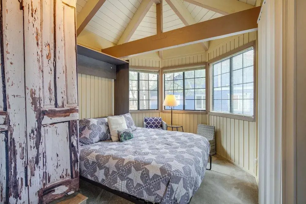 Big Bear Cabin w/ Hot Tub < 3 Mi to Skiing!