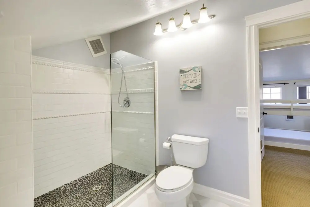 Coastal Lincoln City Home w/ Spacious Deck!