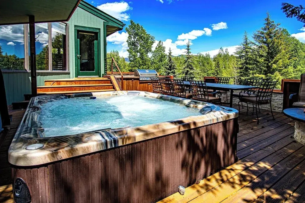 Corrock Style - Luxury Hot Tub Home Near Ski Lifts & Downtown Ketchum