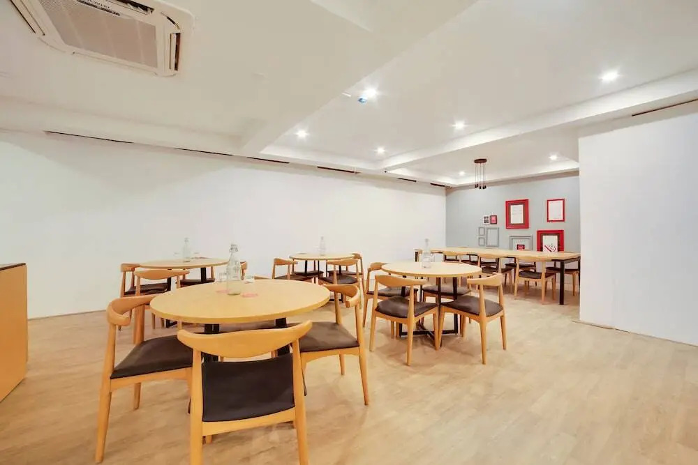 OYO Townhouse 230 Old Gurgaon Sector 14