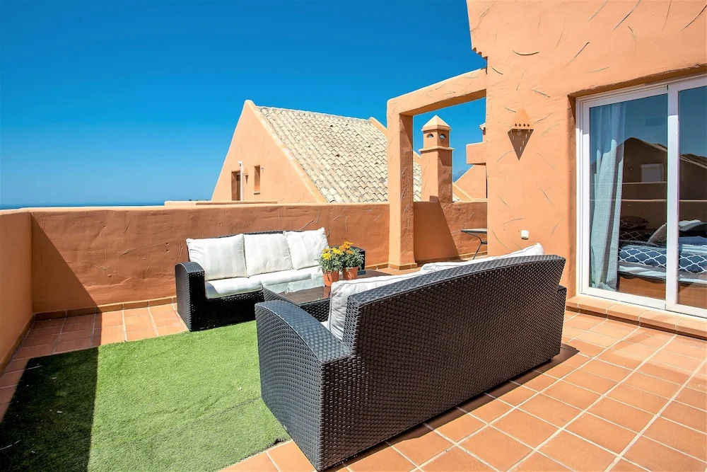 Beautiful 2 Bed 2 Bath, Duplex Penthouse JC30