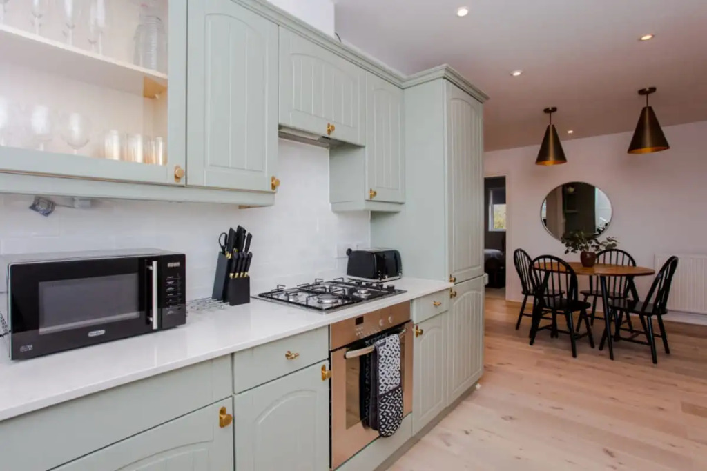 The Sparkford Gardens - Lovely 2BDR with Balcony
