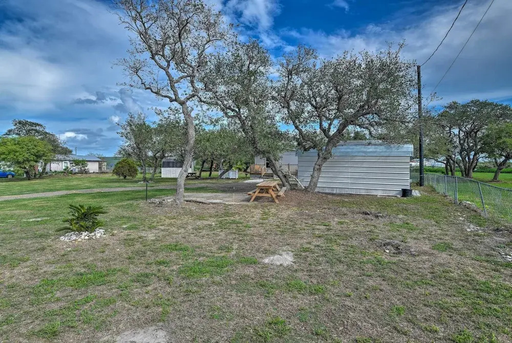 5 Mi to Rockport Beach Park: Studio w/ Porch!