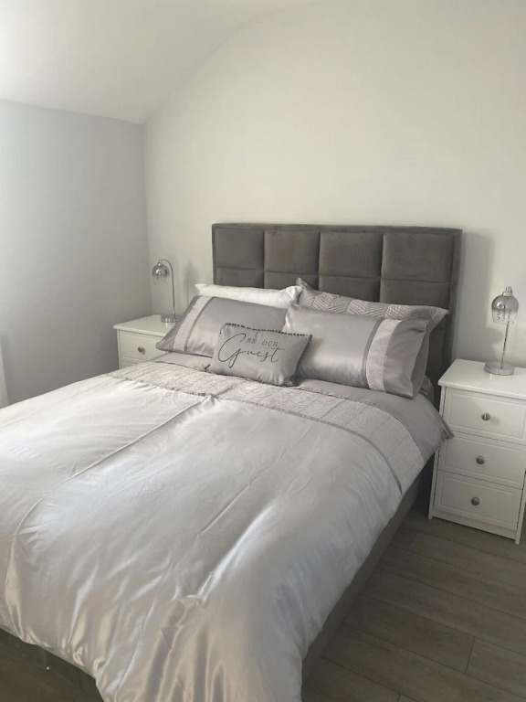 Modern 3-bed Apartment in Magherafelt Sleeps 8