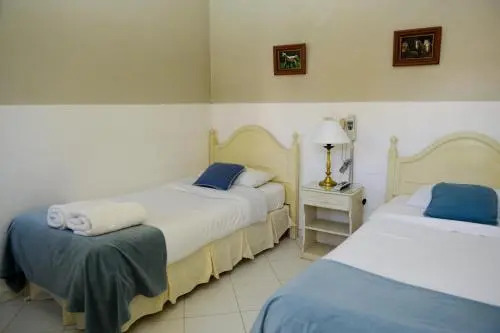 Bernies Bed & Breakfast , A 3 KILOMETROS DEL AEROP EZEIZA, VAN ,IN-OUT, FREE EZEIZA AIRPORT